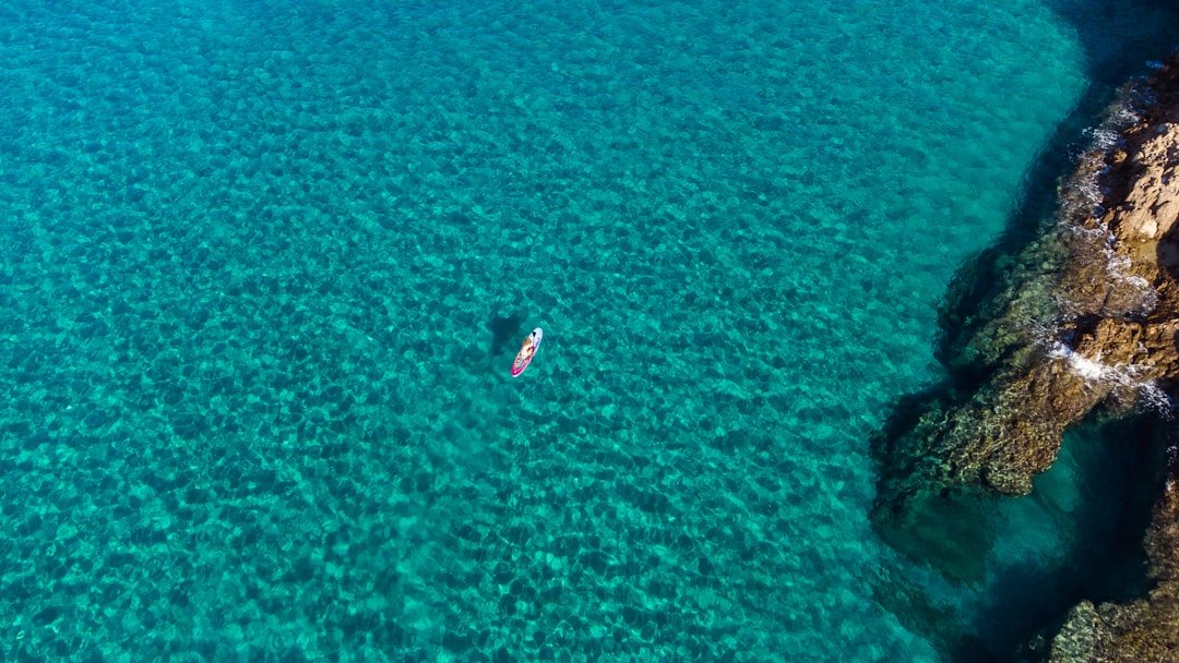 Kristalhelder water met boot